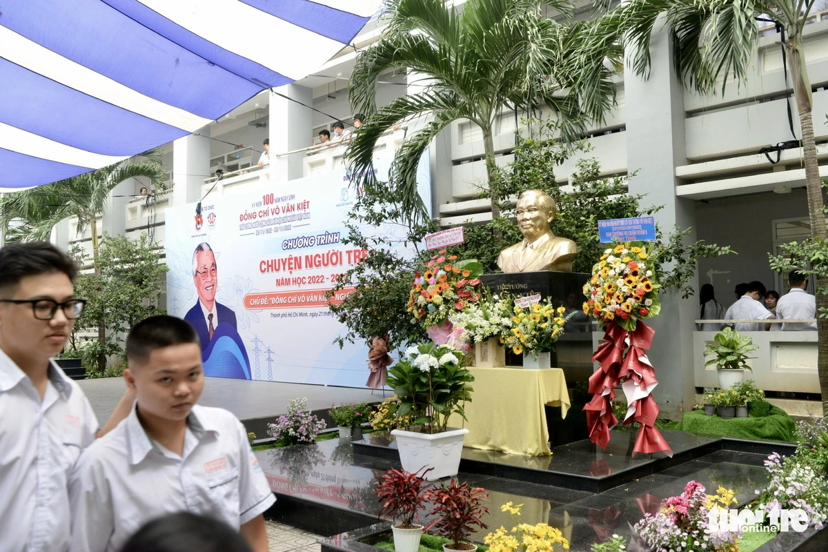 Bức tượng cố Thủ tướng Võ Văn Kiệt được đặt trang trọng ngay sân trường - Ảnh: Báo Tuổi Trẻ