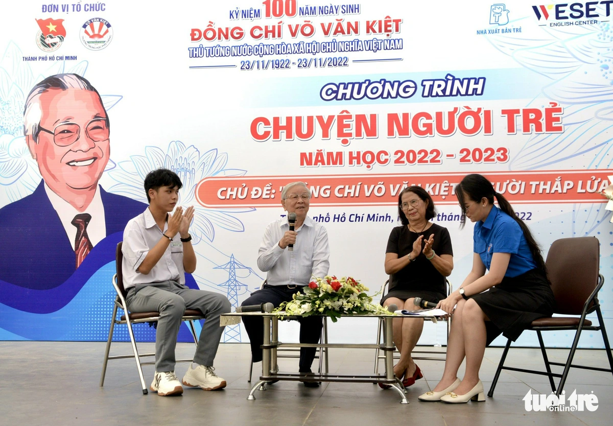 Chương trình "Chuyện người trẻ" chủ đề "Đồng chí Võ Văn Kiệt - người thắp lửa" diễn ra tại Trường THPT Võ Văn Kiệt - Ảnh: Báo Tuổi Trẻ