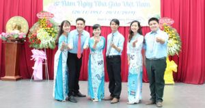 Thành viên tổ Hóa học (từ trái sang phải): Cô Lưu Thị Hồng Duyên, Thầy Lê Tuấn Đạt, Cô Trần Thị Hồng Thắm (Tổ trưởng chuyên môn), Thầy Phan Tất Hòa, Cô Lê Thụy Ngọc Trâm, Thầy Lê Hoàng Phúc
