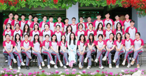 Cô Trần Thị Hương và học sinh