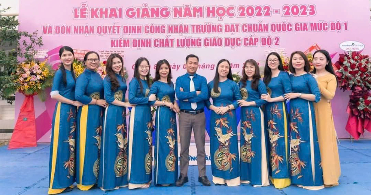 Thầy Trịnh Văn Khoát và các thành viên Tổ Ngữ văn